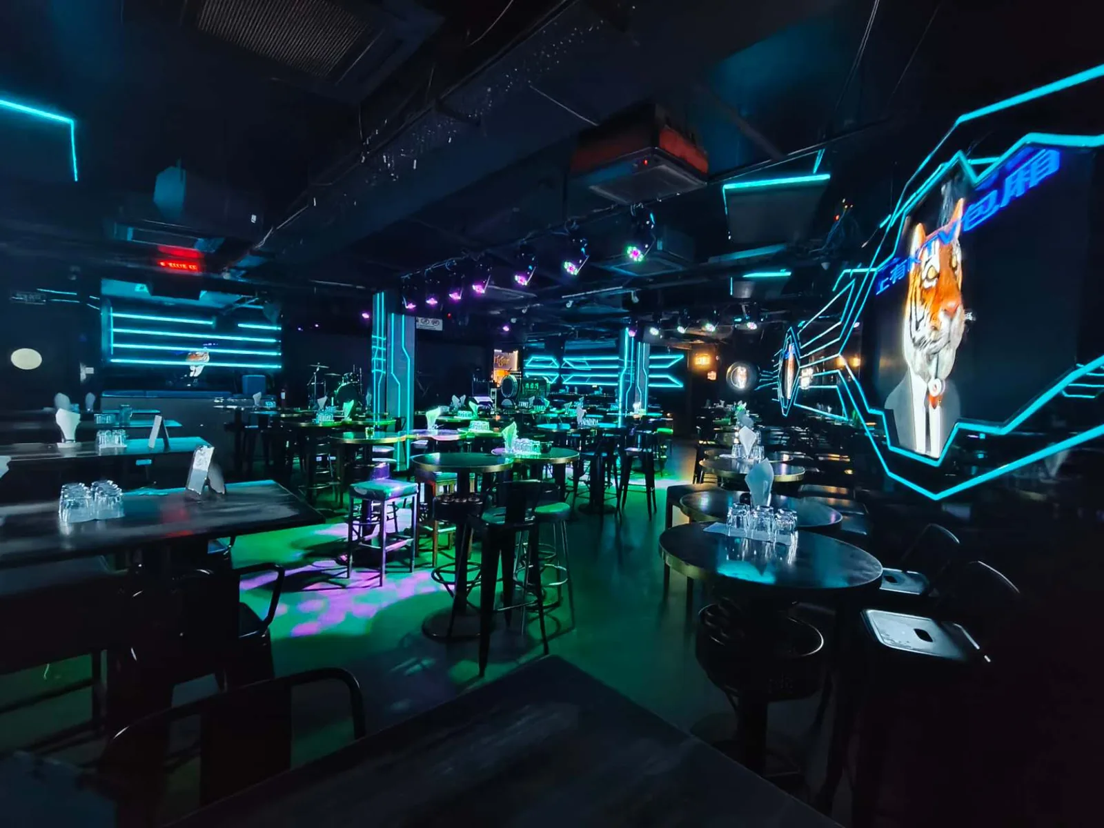 Chin Woo Men bar interior